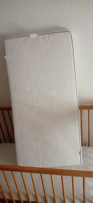 Cuna de bebé de madera