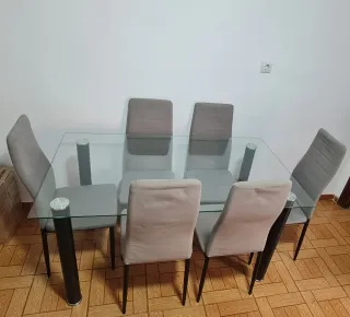 Tavolo in cristallo con sei sedie da pranzo