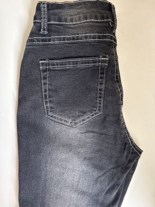 Pantalón negro tiro bajo acampanado.