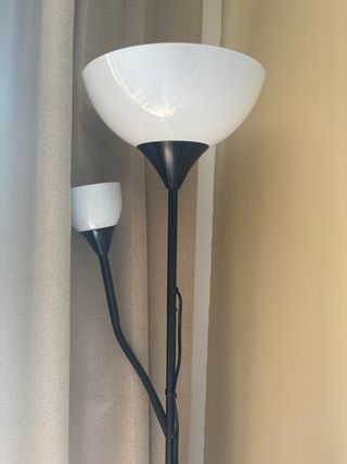 Lámpara de pie IKEA negra y blanca