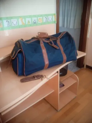 Maleta de viaje azul y marrón