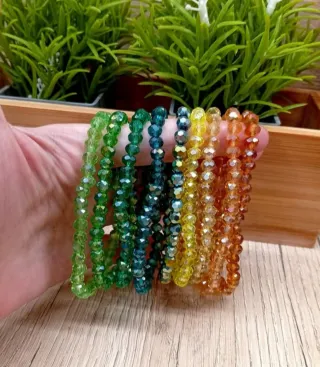 Diferentes pulseras con brillantes de cristal