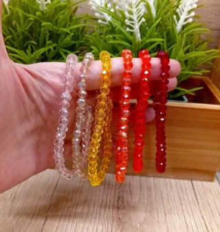 Diferentes pulseras con brillantes de cristal
