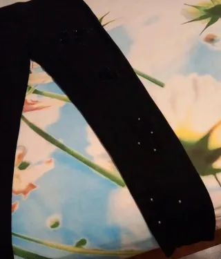 Leggings negros con tachuelas y rotos