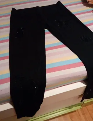 Leggings negros con tachuelas y rotos