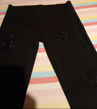 Leggings negros con tachuelas y rotos