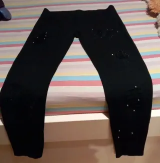 Leggings negros con tachuelas y rotos