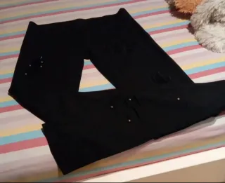 Leggings negros con tachuelas y rotos