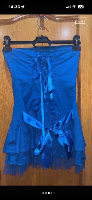 Vestido azul strapless con volantes