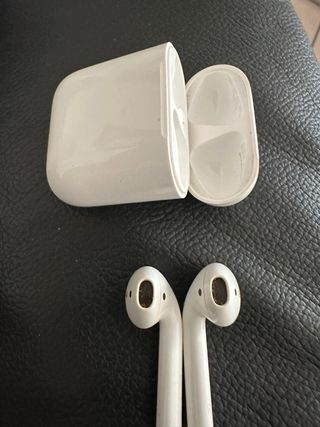 Airpods(A1523)+estuche(A1602)-izdo se desconecta