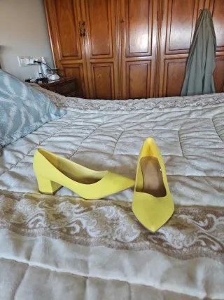 Zapatos de tacón amarillos