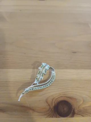 Broches florales y joya plateada