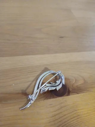 Broches florales y joya plateada