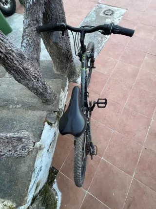Bicicleta Rockrider Negra y verde  Costó 300€