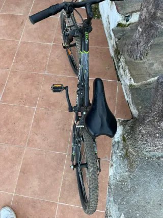 Bicicleta Rockrider Negra y verde  Costó 300€