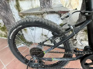 Bicicleta Rockrider Negra y verde  Costó 300€