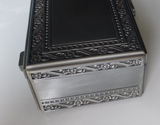 Portagioie in metallo con interno in velluto blu