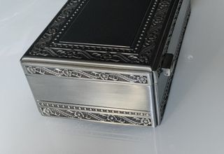 Portagioie in metallo con interno in velluto blu