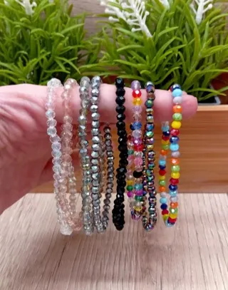 Diferentes pulseras con brillantes de cristal