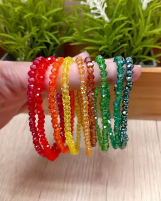 Diferentes pulseras con brillantes de cristal