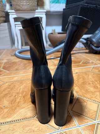 Botines de piel con plataforma tacón grueso.