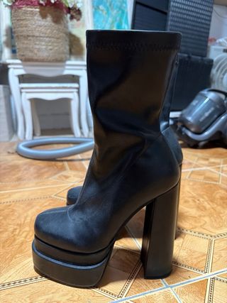 Botines de piel con plataforma tacón grueso.