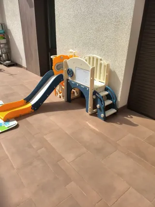 Tobogán infantil con canasta y pizarra