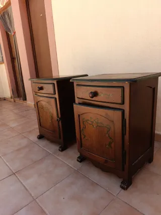 Mesitas de noche de madera pintadas