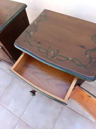 Mesitas de noche de madera pintadas