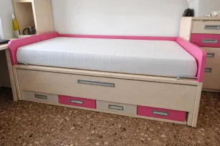 Cama juvenil beige y rosa