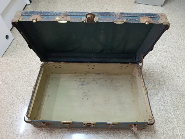 Baúl antiguo de madera y metal