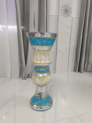 Jarrón decorativo plateado y azul