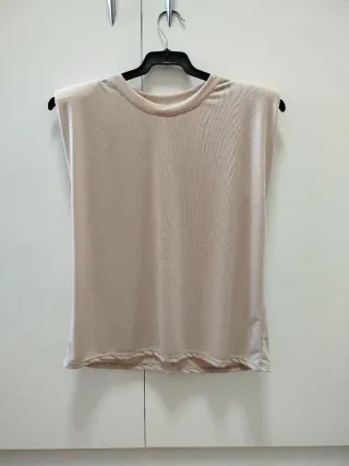 Blusa beige hombreras talla L