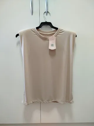 Blusa beige hombreras talla L