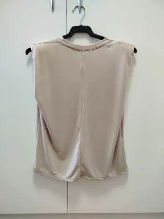 Blusa beige hombreras talla L