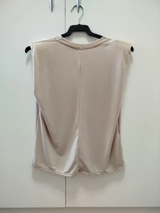 Blusa beige hombreras talla L
