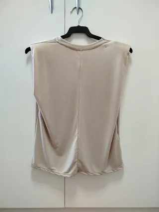 Blusa beige hombreras talla L