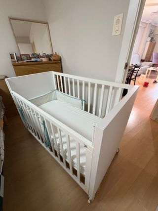 Cuna de madera blanca con ruedas