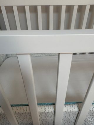 Cuna de madera blanca con ruedas