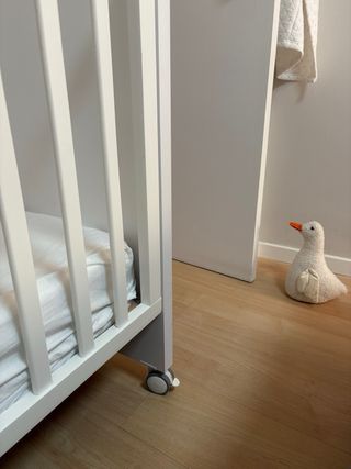 Cuna de madera blanca con ruedas