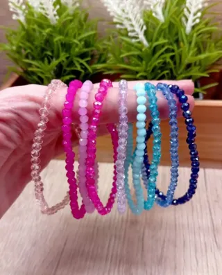 Diferentes pulseras con brillantes de cristal