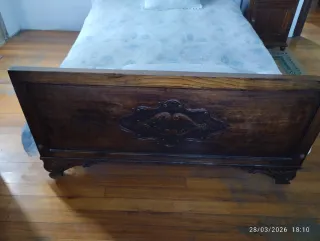 Mesilla, cama y armario ropero antiguos.