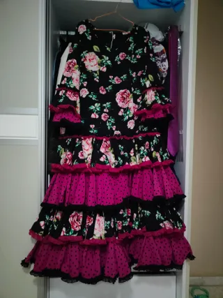 Traje de Flamenca Negro con Flores Burdeos