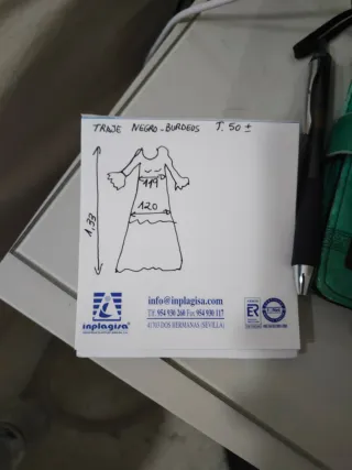 Traje de Flamenca Negro con Flores Burdeos