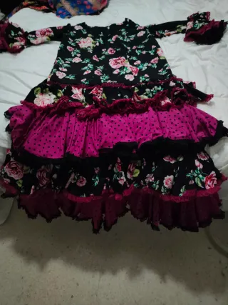 Traje de Flamenca Negro con Flores Burdeos
