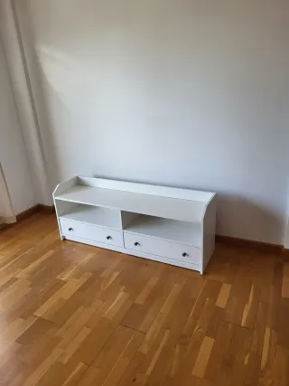 Mesa TV blanca con cajones