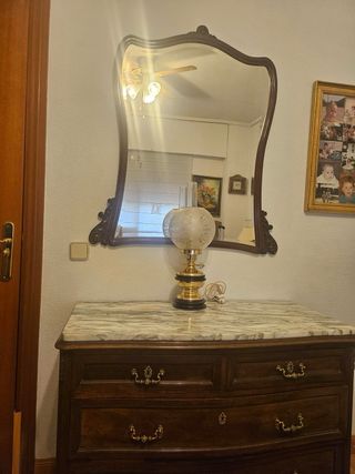 Cómoda antigua de madera con mármol