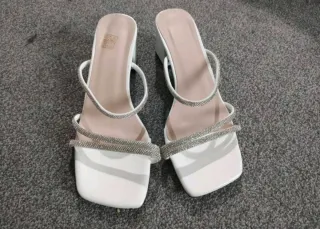 Sandalias blancas con tiras de pedrería