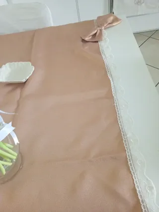 Tovaglia elegante con fiocco e pizzo