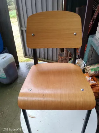 Silla de madera y metal